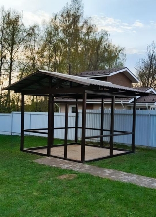 Двускатный навес из профнастила для зоны отдыха