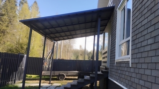 Односкатный навес-пристройка из профнастила над входом в дом