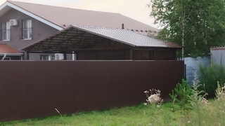 Двускатный коричневый навес из металлочерепицы