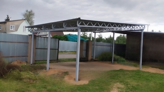 Односкатный автомобильный навес из профнастила серого цвета